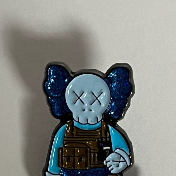 Kaws Glitter Gun Enamel Pin Hat Blue Pins Hats Hatpin New Era Cap Brooch Bag - Picture 2 of 8